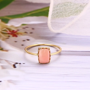 Gros plan d'une pierre rectangulaire rose sertie dans une bague en argent S925 doré