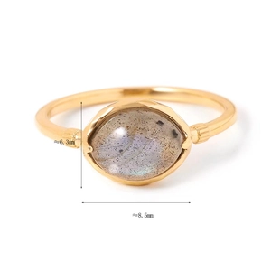 Detailansicht Labradorit Stein mit Maßen 6,3 mm mal 8,5 mm auf goldenem Ringband