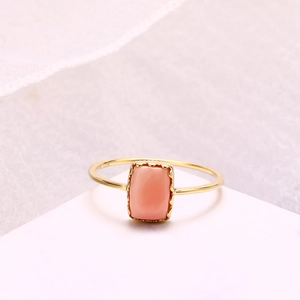 Bague minimaliste en or 14K avec pierre précieuse rectangulaire en nacre rose et effet chat