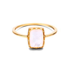 Détail macro d'une bague en argent S925 avec nacre blanche rectangulaire et bordure festonnée