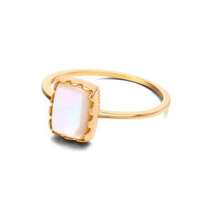 Vue détaillée de l'incrustation en nacre blanche avec bordure dorée ondulée sur la bague