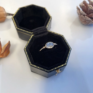 Vintage Ring aus 925er Silber vergoldet mit Labradorit in einer schwarzen Samt-Schmuckschatulle