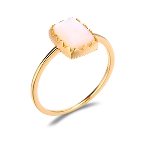 Macro détaillée de la bague en argent S925 doré avec pierre en nacre blanche et dentelle