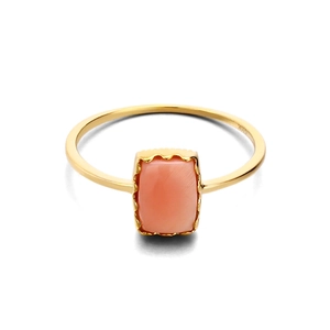 Détail macro d'une bague en or G10K avec pierre rose rectangulaire et bord ondulé