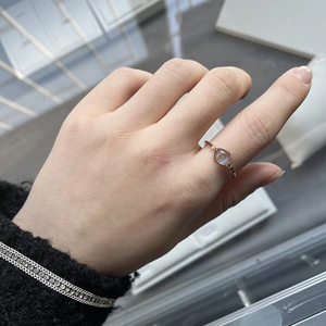Detailansicht eines vergoldeten 925 Silberrings mit ovalem Labradorit an der Hand