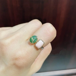 Détail bague en argent S925 avec agate mousse verte et opale rose serties à griffes
