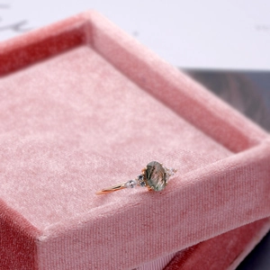 Eleganter 925er Silber vergoldeter Ring mit grünem Quarz und funkelnden Zirkonia-Steinen