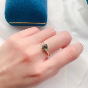 Ring aus 925er Silber vergoldet mit grünem Kristall und Zirkonia in einer Geschenkbox