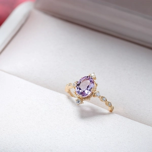 Dettaglio dell'anello in argento S925 con ametista viola ovale e placcatura in oro