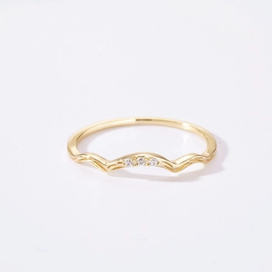 Makro-Detail des wellenförmigen Rings aus 925 Silber mit drei runden Diamanten in Gold