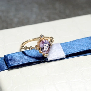 Dettaglio ravvicinato dell'anello in argento S925 con ametista viola e finitura dorata