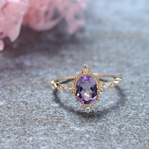 Anello vintage in argento S925 con ametista viola ovale e dettagli dorati milgrain