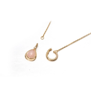 Eleganter Goldanhänger mit rosa Mondstein und Diamantakzenten an einer feinen Kette