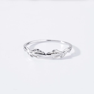 Minimalistischer Ring aus 925er Sterlingsilber mit feiner Blattgravur im Relief