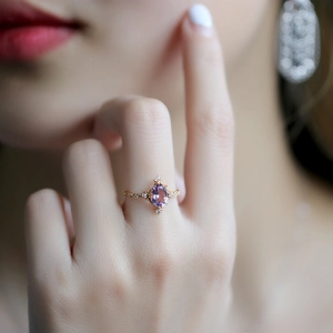 Dettaglio di un elegante anello in argento S925 oro rosa con una pietra di ametista naturale
