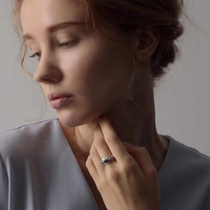 Detailansicht des silbernen Ast-Rings mit ovalem schwarzem Edelstein am Model