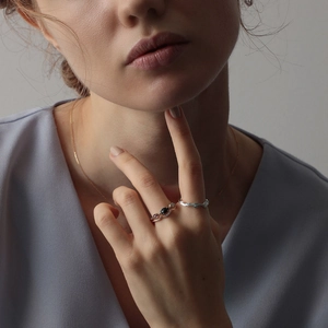 Detailaufnahme von Vintage 925 Silberringen mit schwarzem birnenförmigem Edelstein