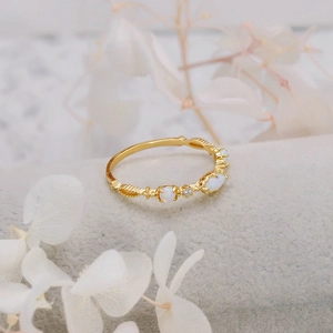 Gedetailleerde macro-opname van S925 vergulde ring met vintage textuur en witte opaal