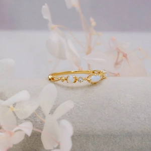 Vintage gouden S925 ring met witte opaal marquise steen en bloemengravure op de band