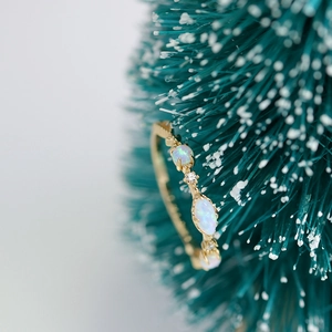 Elegante goudkleurige S925 ring met marquise opaal en zirkonen op een feestelijke basis