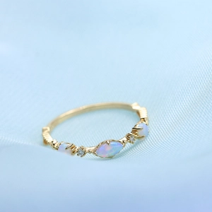 Elegante vergulde S925 zilveren ring met iriserende opalen en kleine zirkonia steentjes