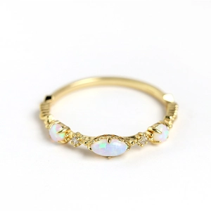Elegante vergulde S925 zilveren ring met marquise geslepen opalen en kleine diamantjes
