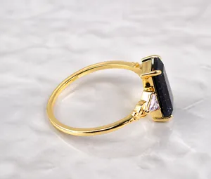 Détail d'une bague en argent S925 avec pierre de sable bleu rectangulaire et accents