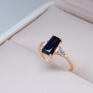Vue détaillée de la bague en or S925 avec pierre de grès bleu et pierres violettes