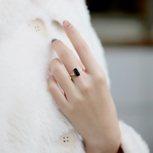Détail de la bague en argent S925 doré avec pierre de grès bleu et zircons sur un modèle