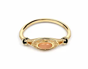 Detalle de anillo de plata S925 con piedra de luna óvalo y grabado de rayos de sol