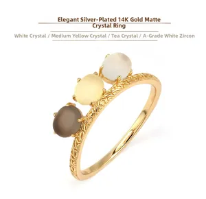 Detalle del anillo de plata dorada con textura grabada y cristales esmerilados