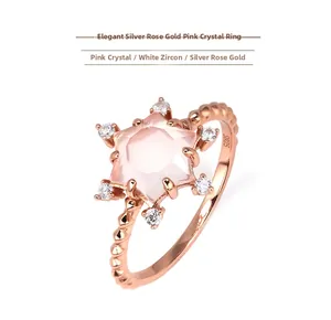 Nahaufnahme des S925-Stempels auf dem roségoldenen Ring mit einem rosa Quarzstein