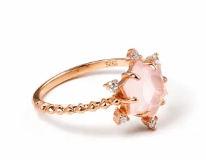 Detailaufnahme von S925 Sterlingsilber Ring mit hexagonalem rosa Kristall und Roségold
