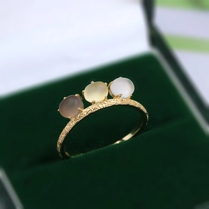 Anillo vintage de plata 925 dorada con tres cristales en caja de terciopelo verde