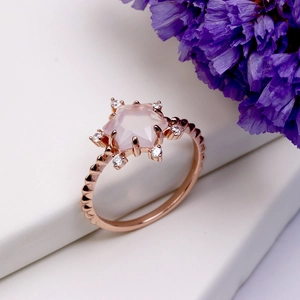 Detail eines S925 Silberrings in Roségold mit sternförmigem rosa Kristall und Zirkon