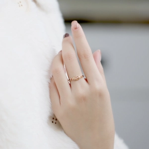 Detalle del anillo de plata S925 bañada en oro con piedra de luna y filigrana retro