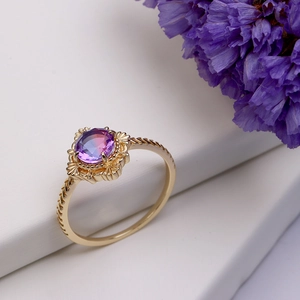 Detail of 925 silver gold-plated ring featuring gradient zircon and vintage carved texture