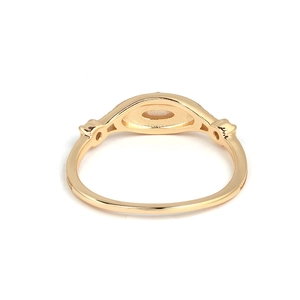 Anillo minimalista de plata S925 bañada en oro con un elegante engaste superior ovalado