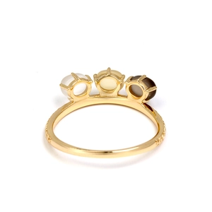Anillo vintage de plata 925 bañada en oro con tres cristales naturales y banda grabada