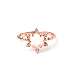 Roségoldener Schneeflockenring mit hexagonalem Rosenquarz und gedrehter Ringschiene