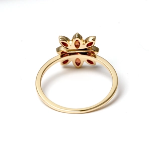 925 silver gold-plated ring with garnet gemstone in an elegant floral cluster design