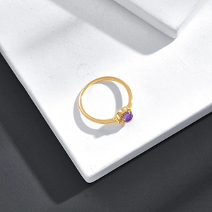 Goldring im Vintage-Stil mit ovalem lila Edelstein und Kristall-Halo auf Steinstruktur