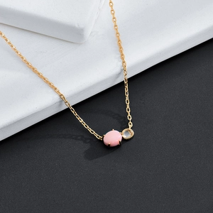 Elegante collana dorata con pietra rosa ovale e cristallo trasparente su decoro