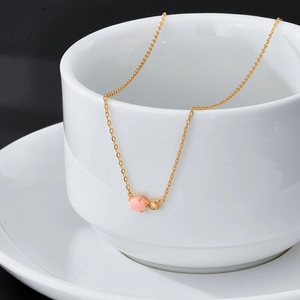 Collana in argento placcato oro stile giapponese con pendente ovale in conchiglia rosa