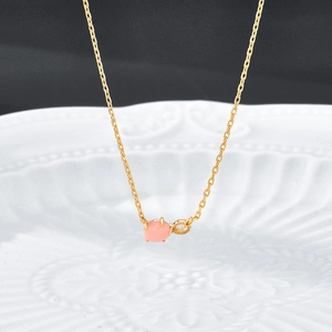 Dettaglio del ciondolo ovale in conchiglia rosa su collana in argento sterling placcato oro