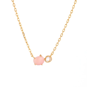 Collana minimalista in argento placcato oro con ciondolo a conchiglia rosa su bianco