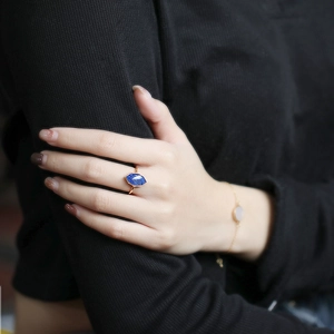 Vintage palace style S925 ring with lapis lazuli and rutilated quartz worn by a model