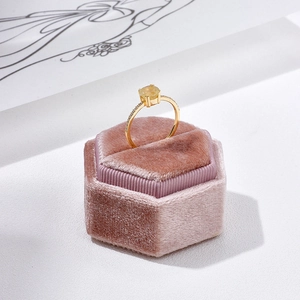 Bague de luxe en or avec quartz rutilé jaune dans un écrin de velours rose