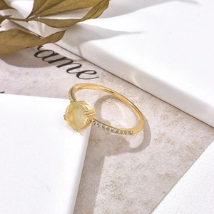 Bague élégante en or avec pierre jaune ronde et pavé de zircon sur pierre blanche