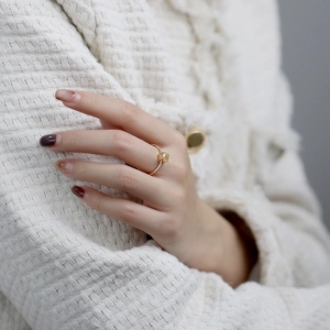 Vue détaillée d'une bague de luxe en or avec gemme jaune et pavé de zircons blancs